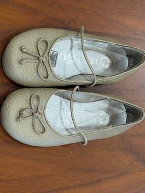 “A Mano” Beige Leather Mary Jane Flats | Girls Size 7–7.5